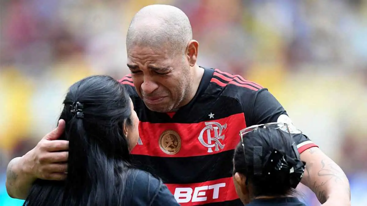 بكاء وظهور صوت والده وتسجيل ابنه.. لقطات رائعة في وداع أدريانو للملاعب (فيديو)