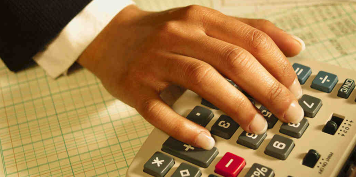 الإمارات: لا نية لفرض ضرائب على دخل الأفراد