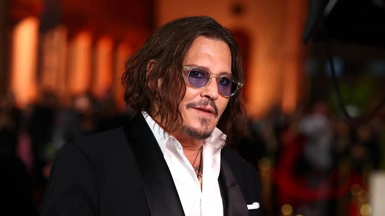 بعيون زرقاء وشعر أبيض.. إطلالة مفاجئة لجوني ديب (صور)