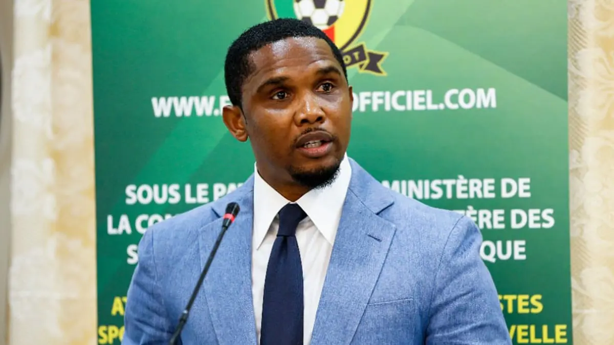 مشادة بين صامويل إيتو والمدرب الجديد للمنتخب الكاميروني (فيديو)