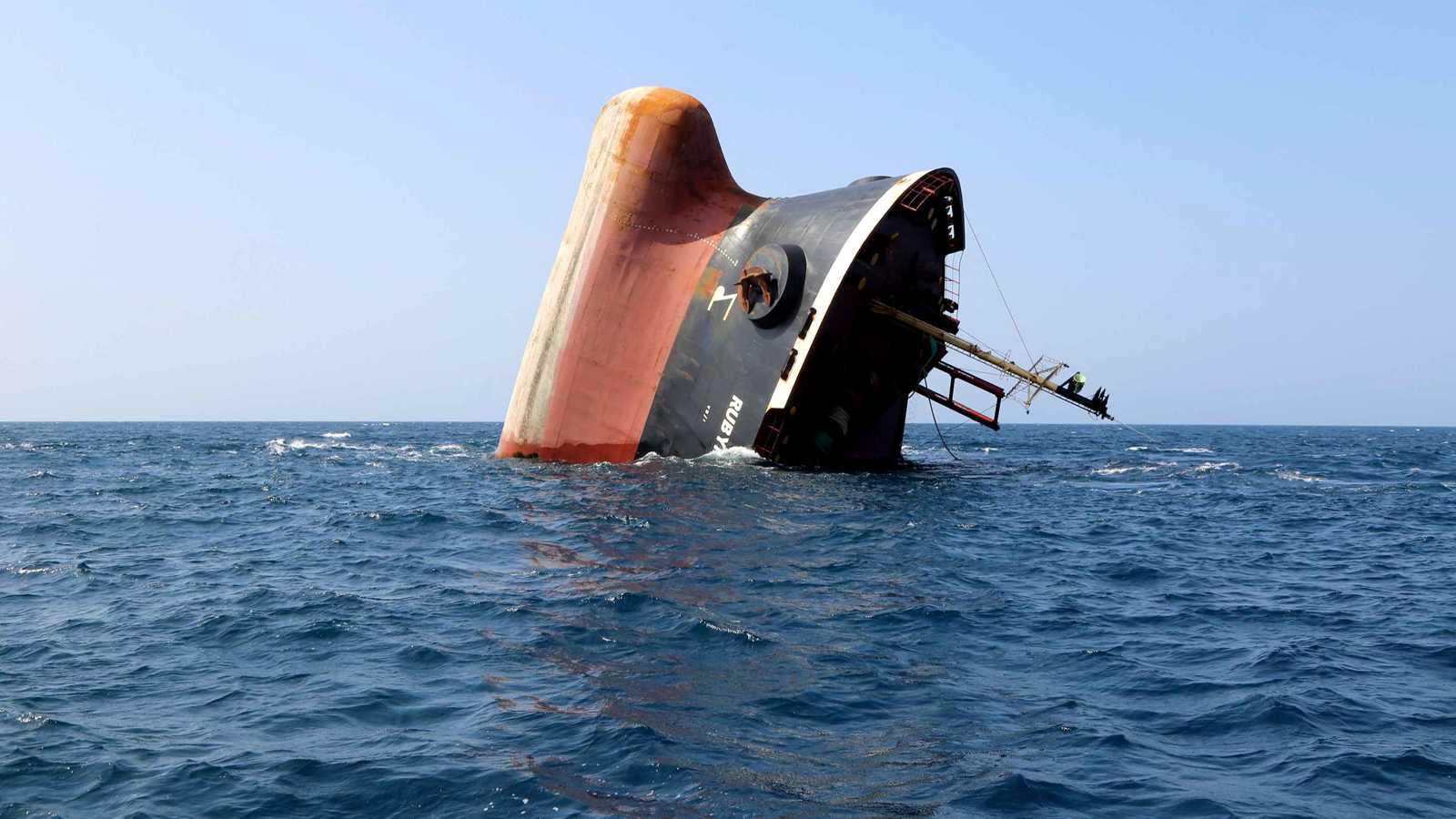 بوساطة عُمانية.. الحوثيون يفرجون عن ناجين من طاقم سفينة أغرقوها