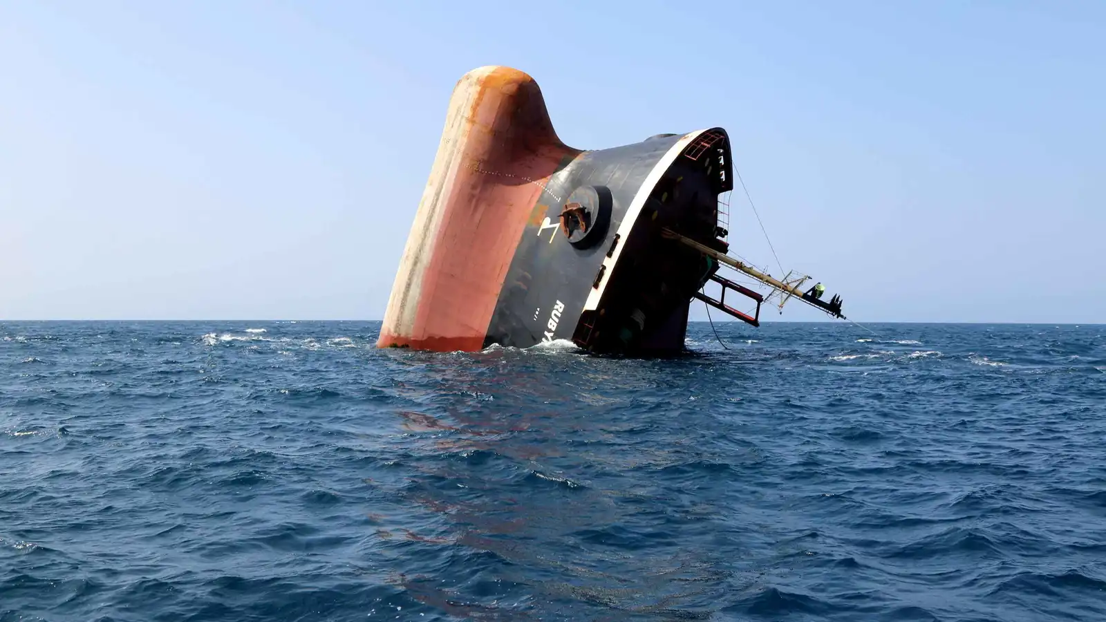 بوساطة عُمانية.. الحوثيون يفرجون عن ناجين من طاقم سفينة أغرقوها