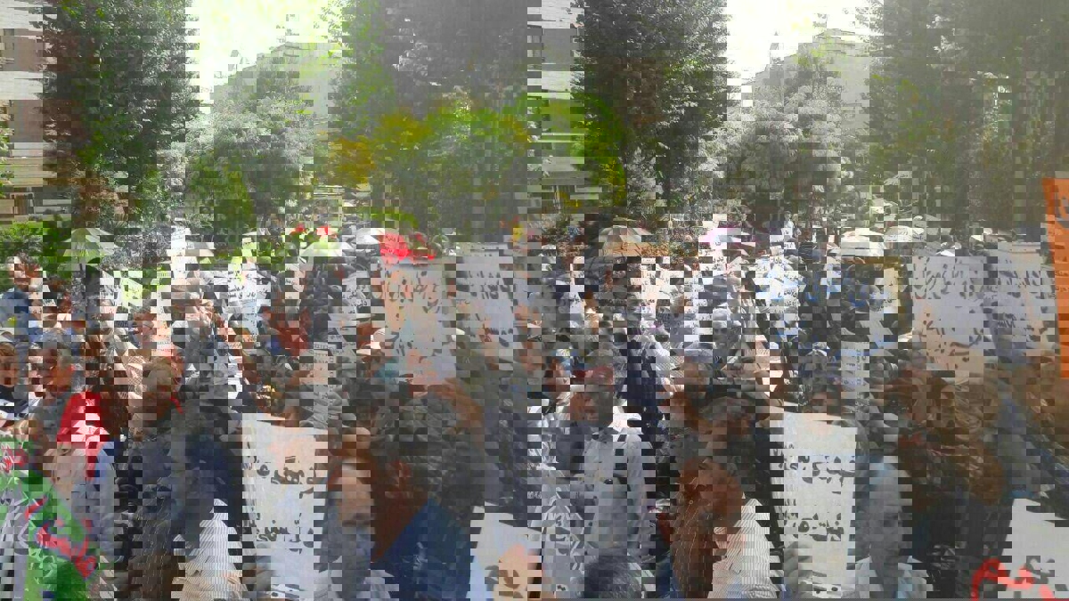 المئات من المتقاعدين يتظاهرون في طهران احتجاجًا على تأخر مستحقاتهم منذ أشهر (فيديو)