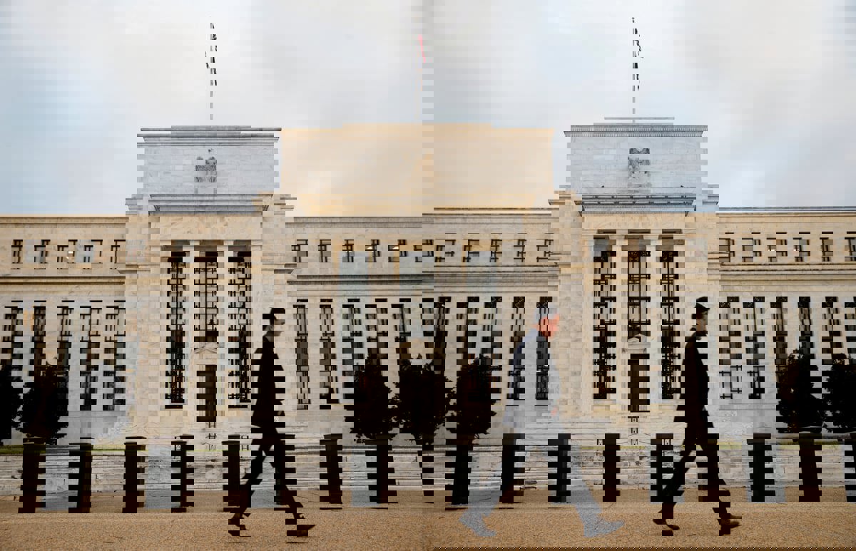 تداول الدولار في نطاق ضيق بعد تصريحات من مسؤولي المركزي الأمريكي