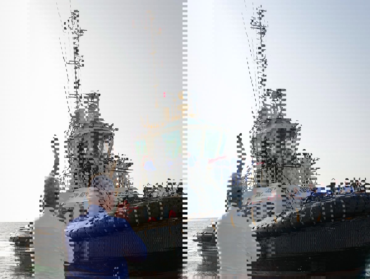 جيبوتي تعلن إنقاذ طاقم سفينة أصيبت بهجوم حوثي في باب المندب