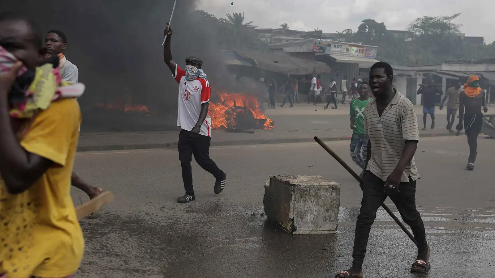 رفضاً لفوز بول بيا.. مقتل 23 في الكاميرون بموجة احتجاجات متصاعدة (فيديو)