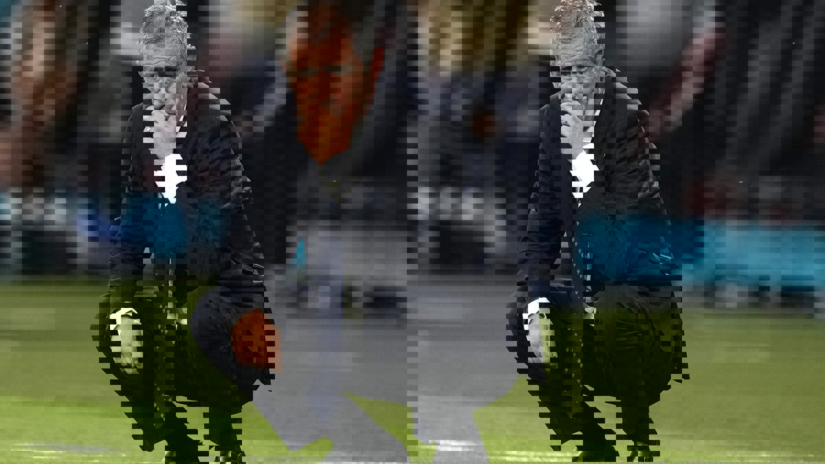 فرناندو سانتوس مدرب البرتغال يسقط على الأرض بعد اصطدامه بأحد لاعبي أيرلندا (فيديو)