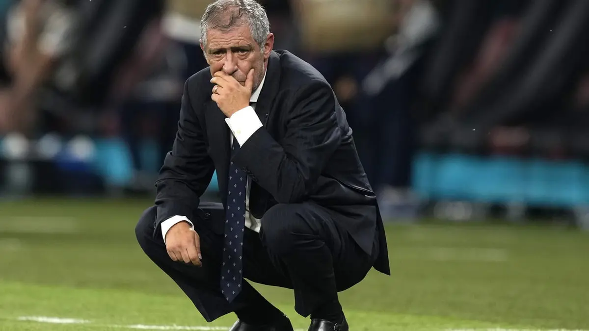 فرناندو سانتوس مدرب البرتغال يسقط على الأرض بعد اصطدامه بأحد لاعبي أيرلندا (فيديو)