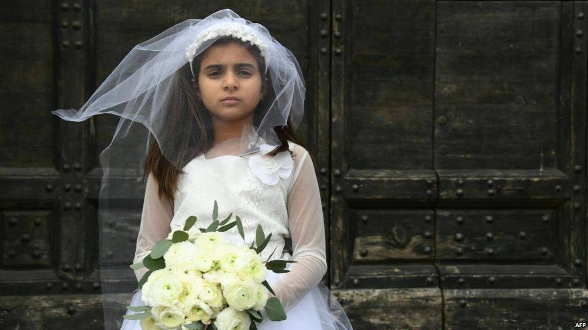 "زواج المتعة".. إيراني يظهر في يتفاخر بعقد قرانه على قاصر