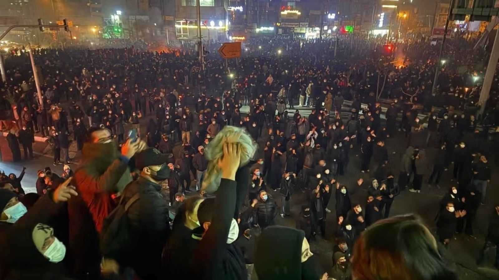 جثث مكدسة وغضب متصاعد.. تقارير مروعة عن قمع المحتجين في إيران (فيديو)