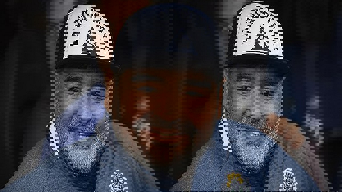 سوشيال ميديا الرياضة.. مارادونا في أحضان النني وفينالدوم يرفض الاستسلام