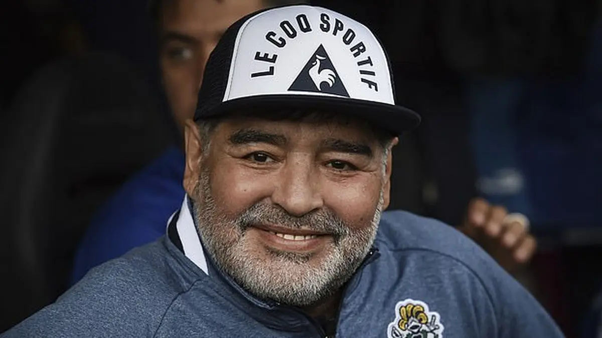 سوشيال ميديا الرياضة.. مارادونا في أحضان النني وفينالدوم يرفض الاستسلام