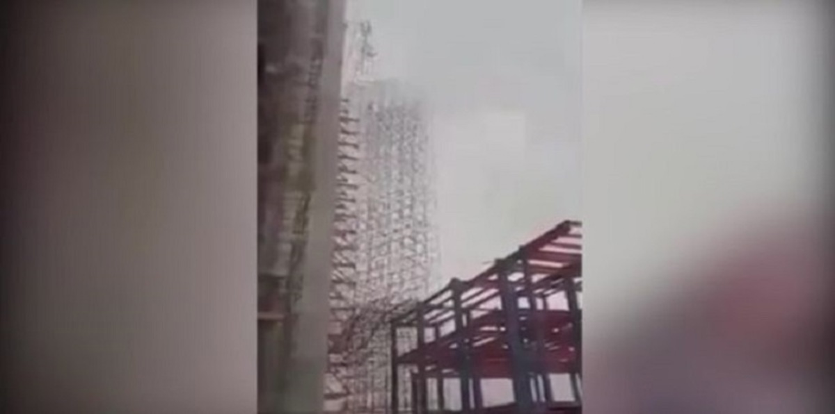 بالفيديو.. رياح عاتية تحطم برجًا من 35 طابقًا قيد الإنشاء في طهران