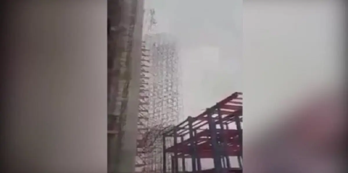 بالفيديو.. رياح عاتية تحطم برجًا من 35 طابقًا قيد الإنشاء في طهران