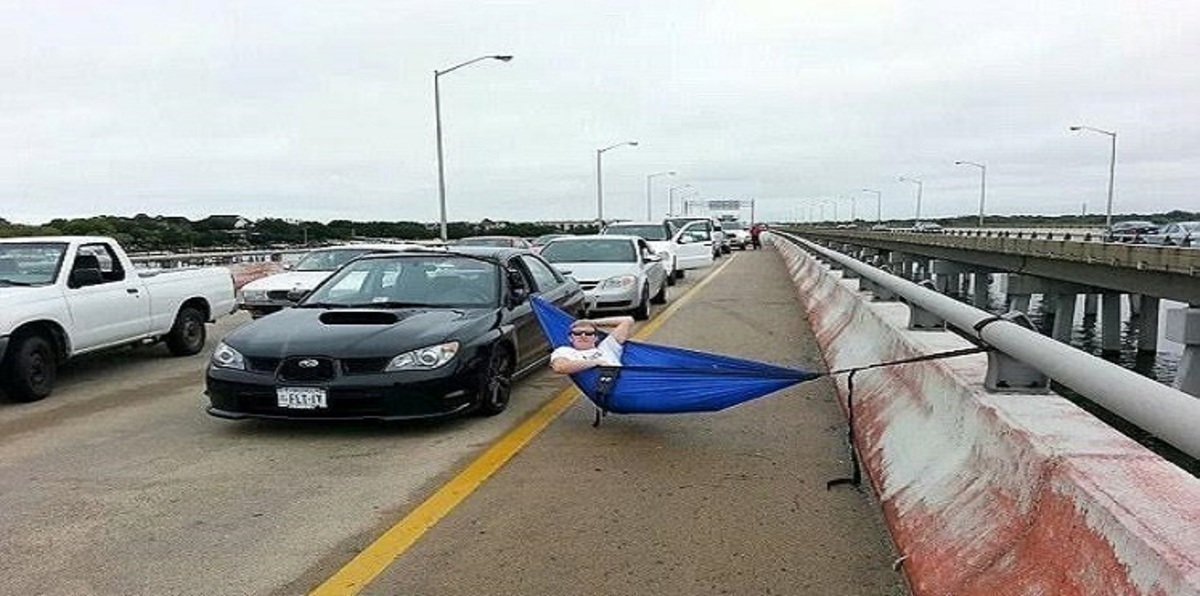 صور ساخرة تكشف الحقيقة المروعة للانتظار والازدحام المروري (فيديو وصور)