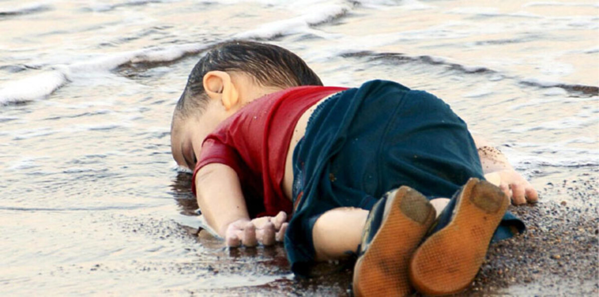 "شارلي ايبدو" تسخر من الطفل السوري ايلان (صور)