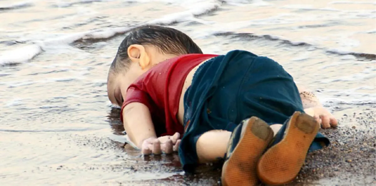 "شارلي ايبدو" تسخر من الطفل السوري ايلان (صور)