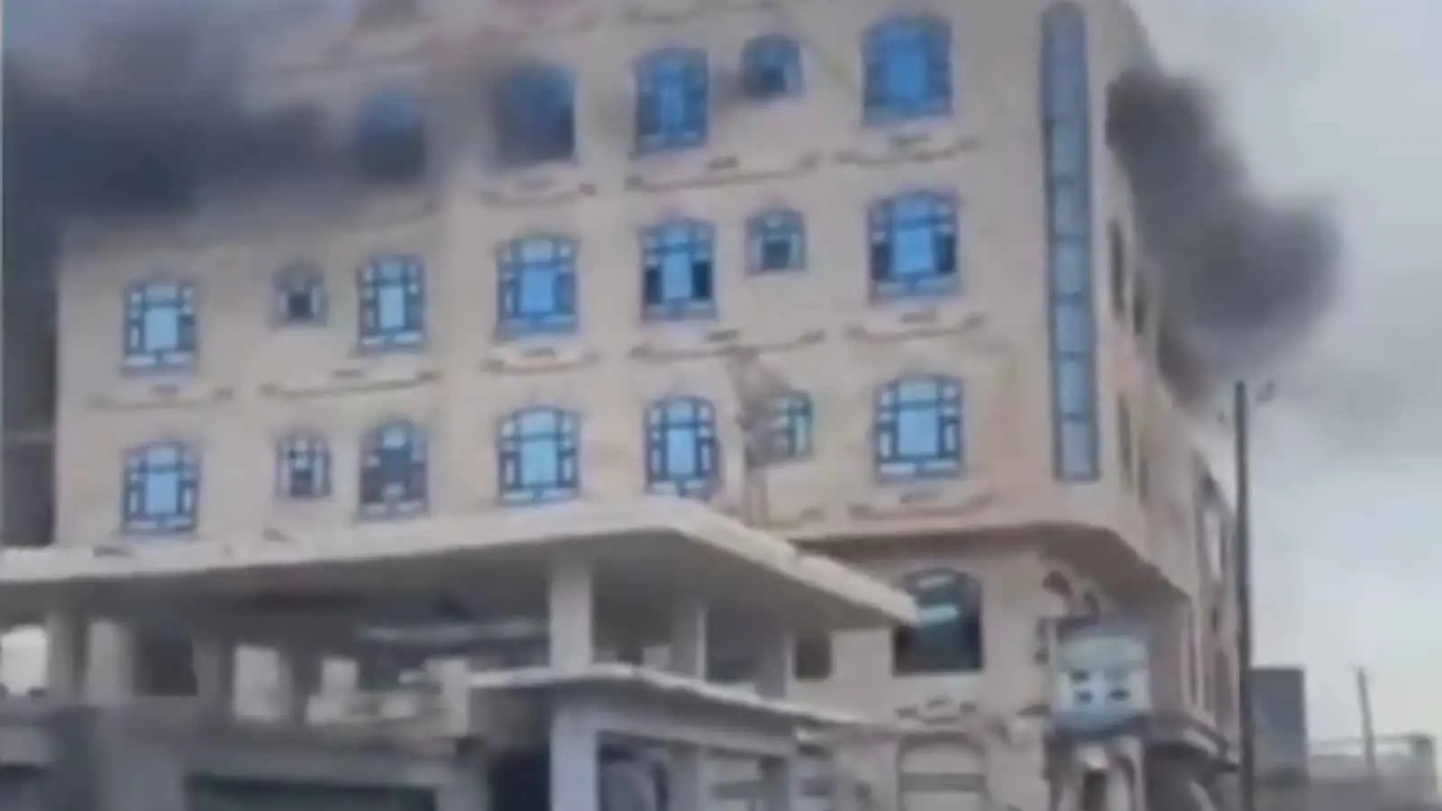 وفاة يمنيين اثنين جراء حريق بمركز تجاري في صنعاء