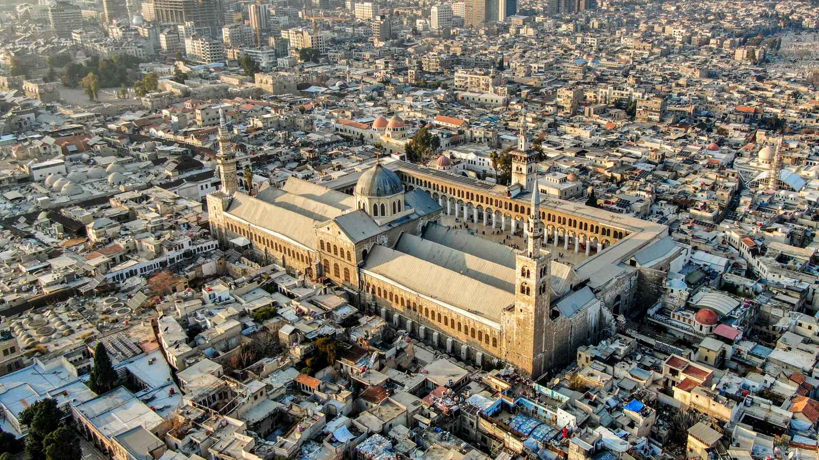 بعد رفع العقوبات.. ماذا تحتاج سوريا لإبعادها عن "حافة الهاوية"؟