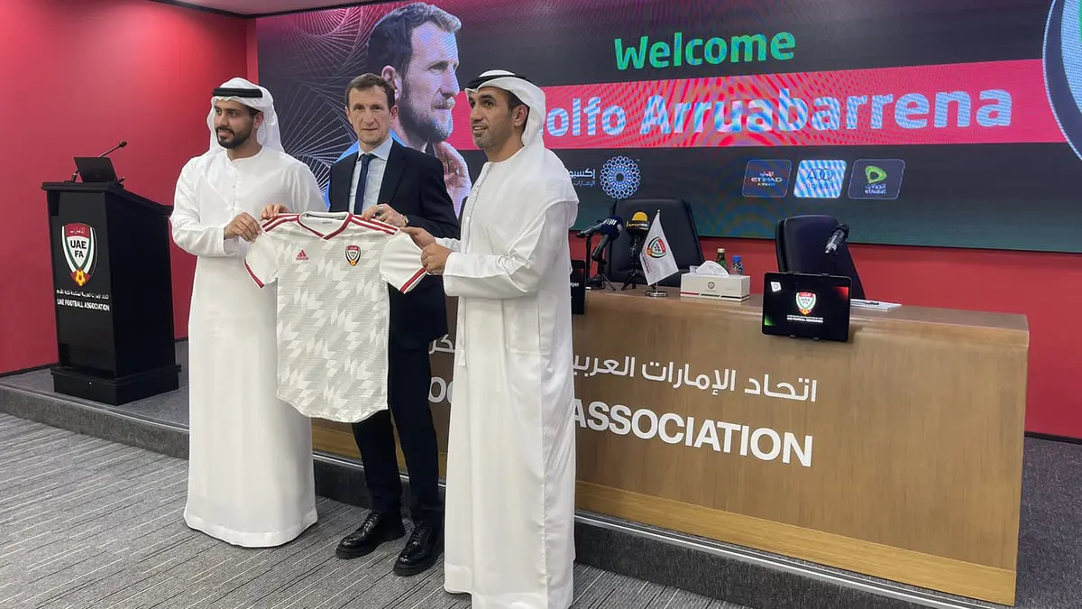 من هو رودولفو أروابارينا مدرب منتخب الإمارات الجديد؟
