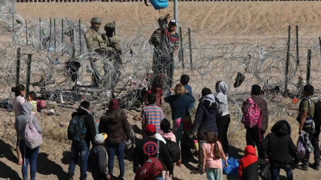 استراتيجية خفية.. كيف يستغل ترامب ثغرات القانون لترحيل اللاجئين عبر "دول ضعيفة"؟