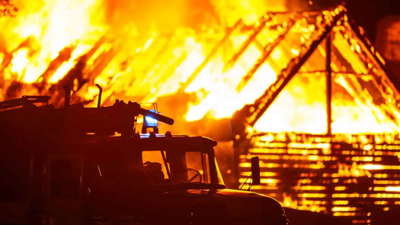 محاولة حرق منزل تُرعب عائلة في تكساس (فيديو)