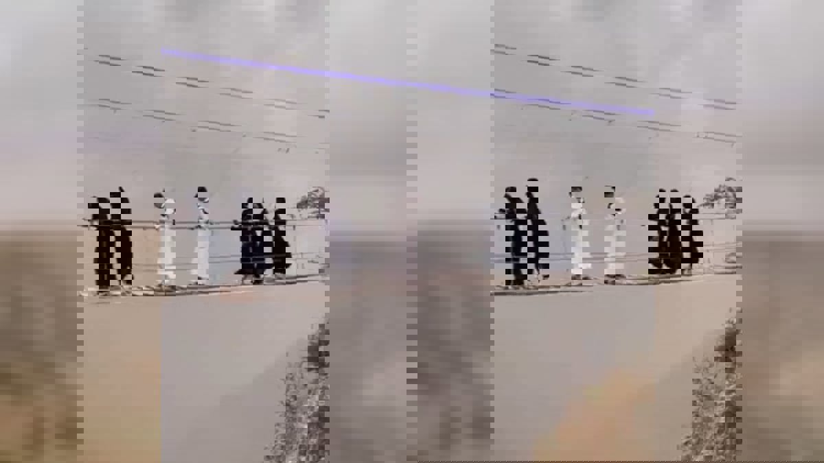 شاهد ردة فعل فتيات سعوديات فوق جسر الباحة المعلق بين السحاب