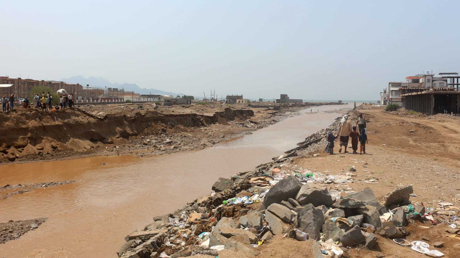 اليمن.. تضرر آلاف الأسر النازحة جراء تدفق السيول في مأرب (فيديو)