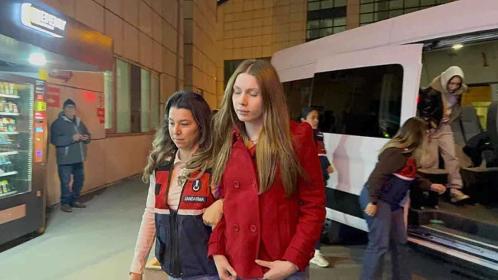 المغنية التركية الشابة ألينا تيلكي تتورط بتعاطي المخدرات