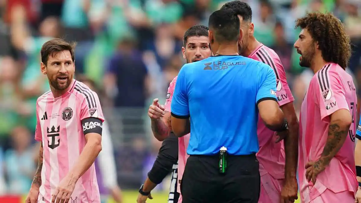 وقف صامتًا.. ميسي يتجاهل سلوك لويس سواريز المشين (فيديو)