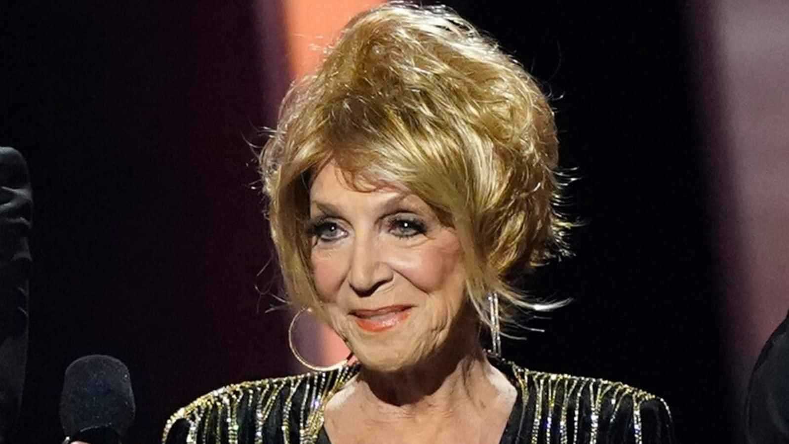 رحيل "أسطورة موسيقى الريف" جيني سيلي عن 85 عاما