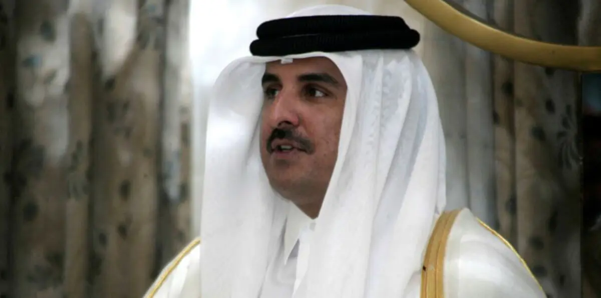 شاهد.. أمير قطر يقود سيارته بنفسه بصحبة ولي العهد السعودي إلى عزاء الشيخ خليفة