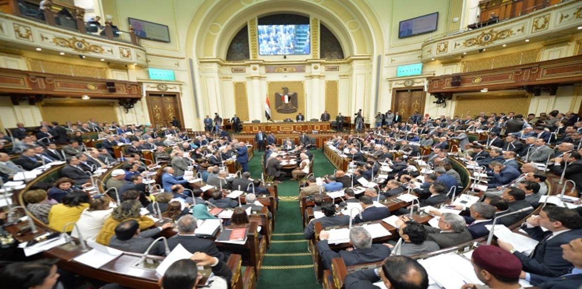 هل يُسقط البرلمان المصري عضوية السادات على غرار عكاشة؟