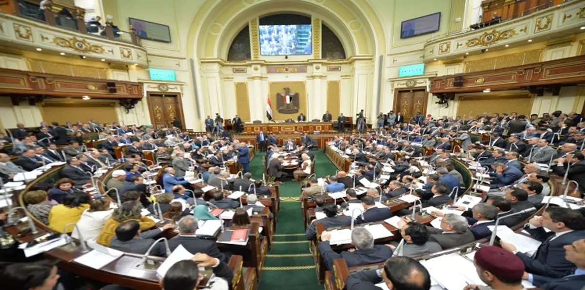 هل يُسقط البرلمان المصري عضوية السادات على غرار عكاشة؟