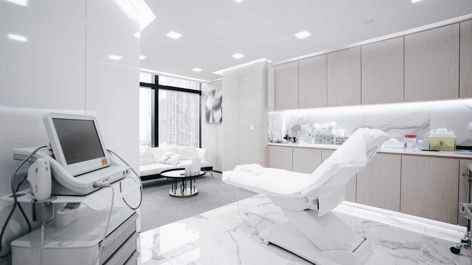 الكويت تغلق مراكز طبية تُروّج لممارسات غير معتمدة علمياً