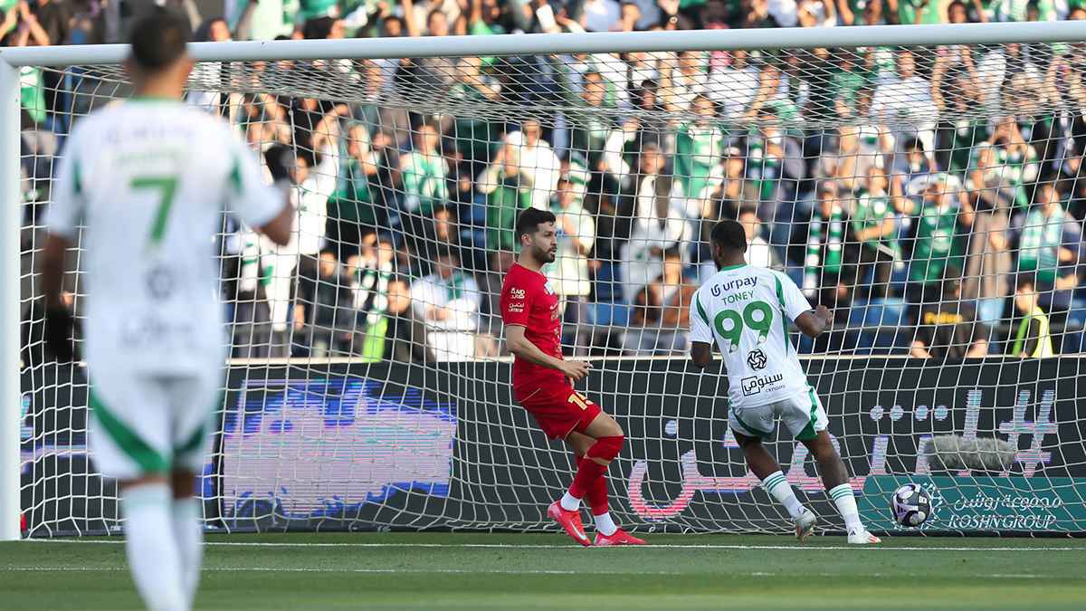 الأهلي يعود للانتصارات بالدوري السعودي ويفوز على ضمك (فيديو)