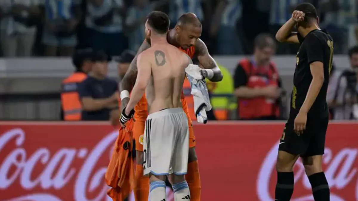 ميسي يحقق حلم حارس مرمى كوراساو (صورة وفيديو)