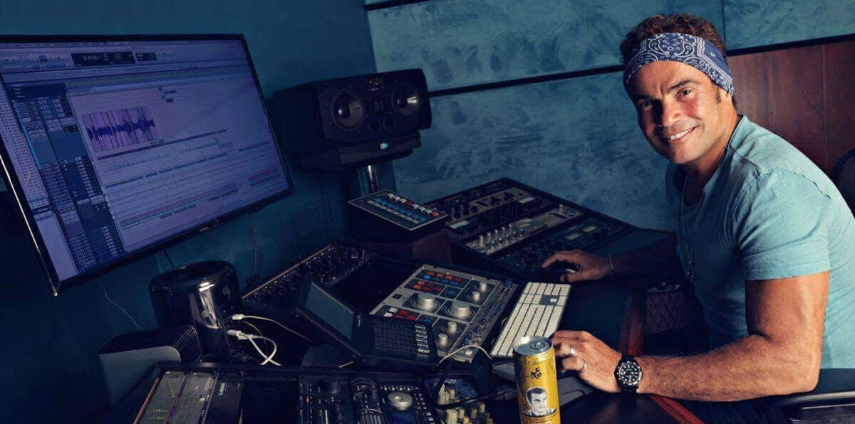 كيف قيم النقاد ألبوم عمرو دياب الجديد؟