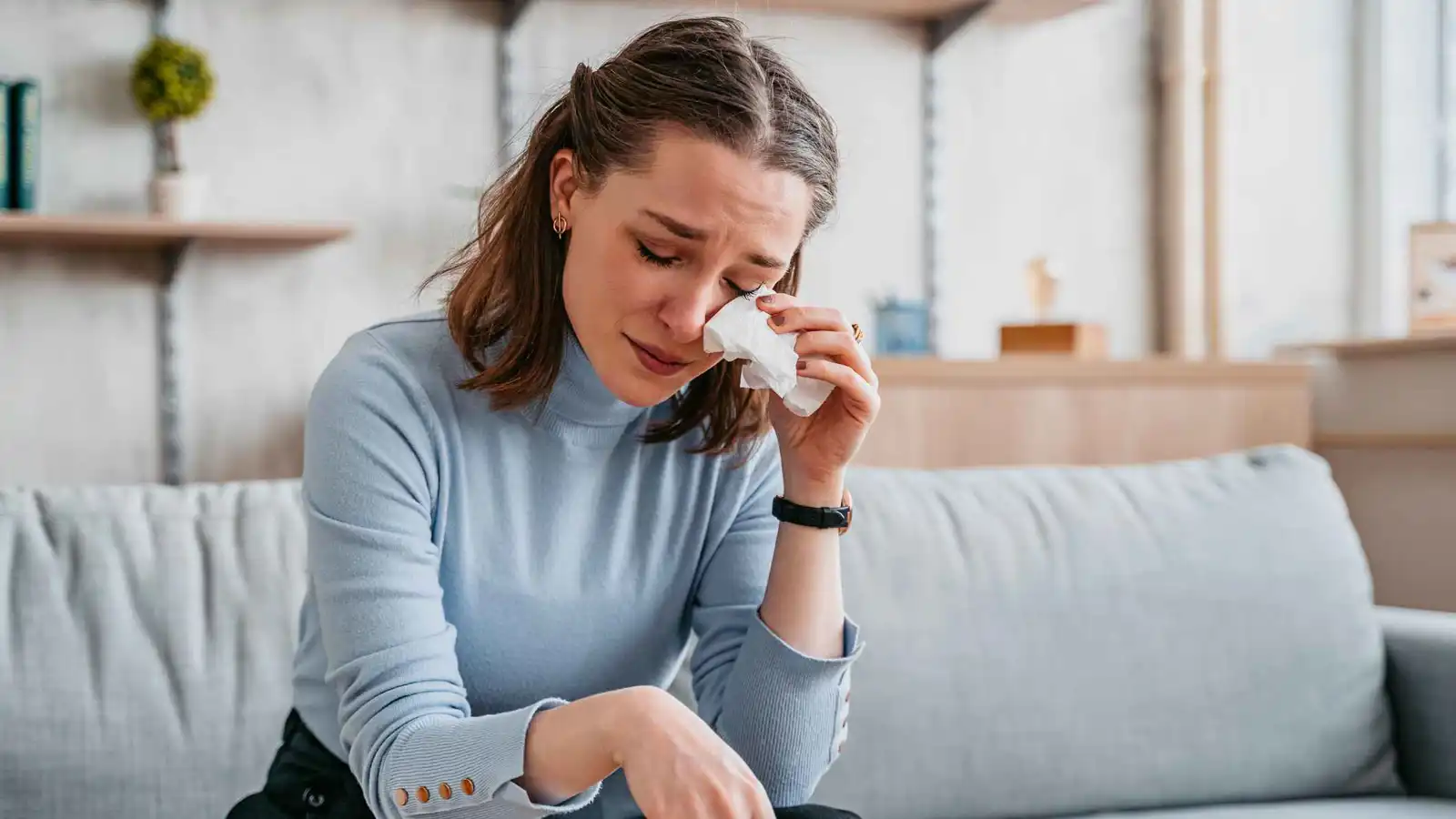 لماذا يتغير سلوك النساء قبل الدورة الشهرية؟.. العلم يجيب