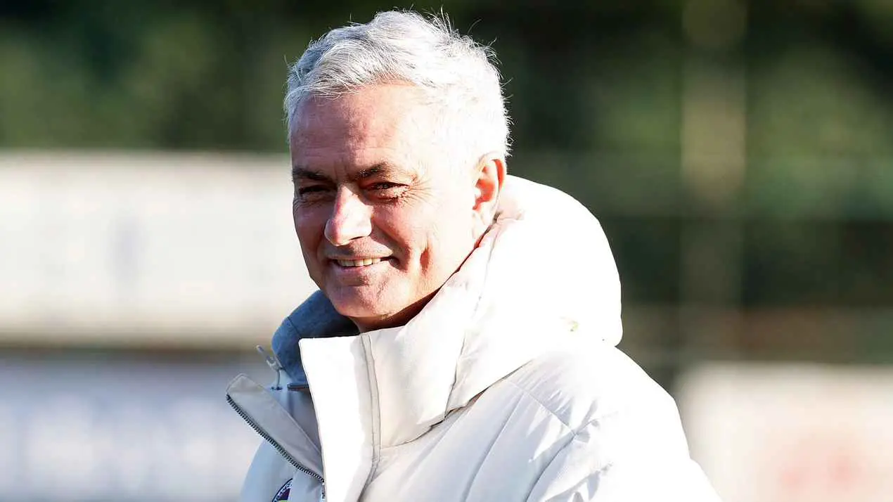 "مورينيو" يهدد صفقة مدوية للهلال السعودي