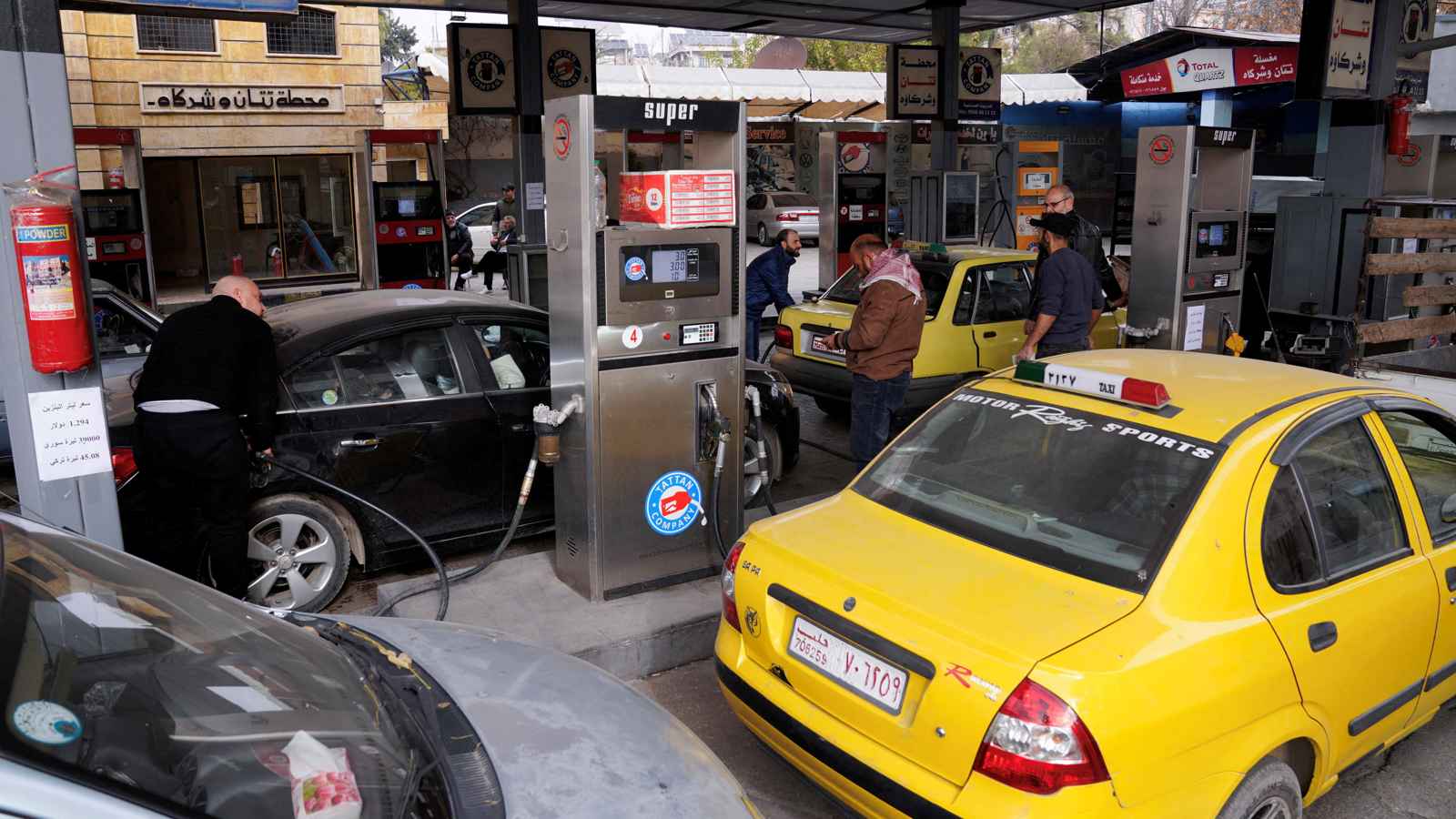 وسط غبار المعارك.. الليرة تنهار والسوريون يدفعون الثمن