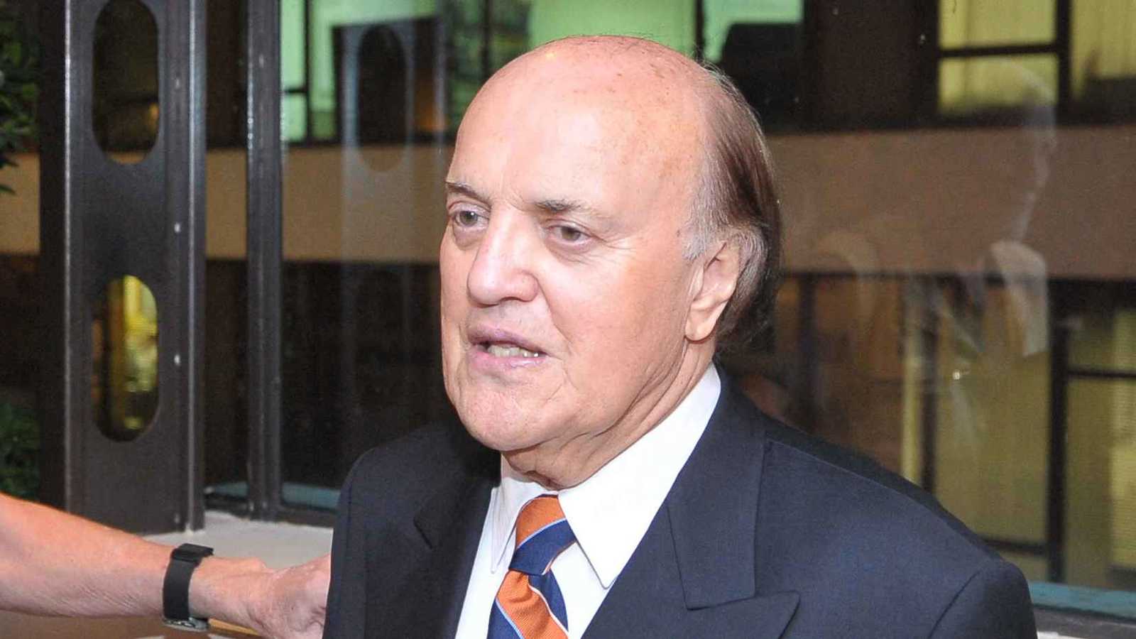 رحيل المراسل الحربي الشهير بيتر أرنيت عن 91 عامًا