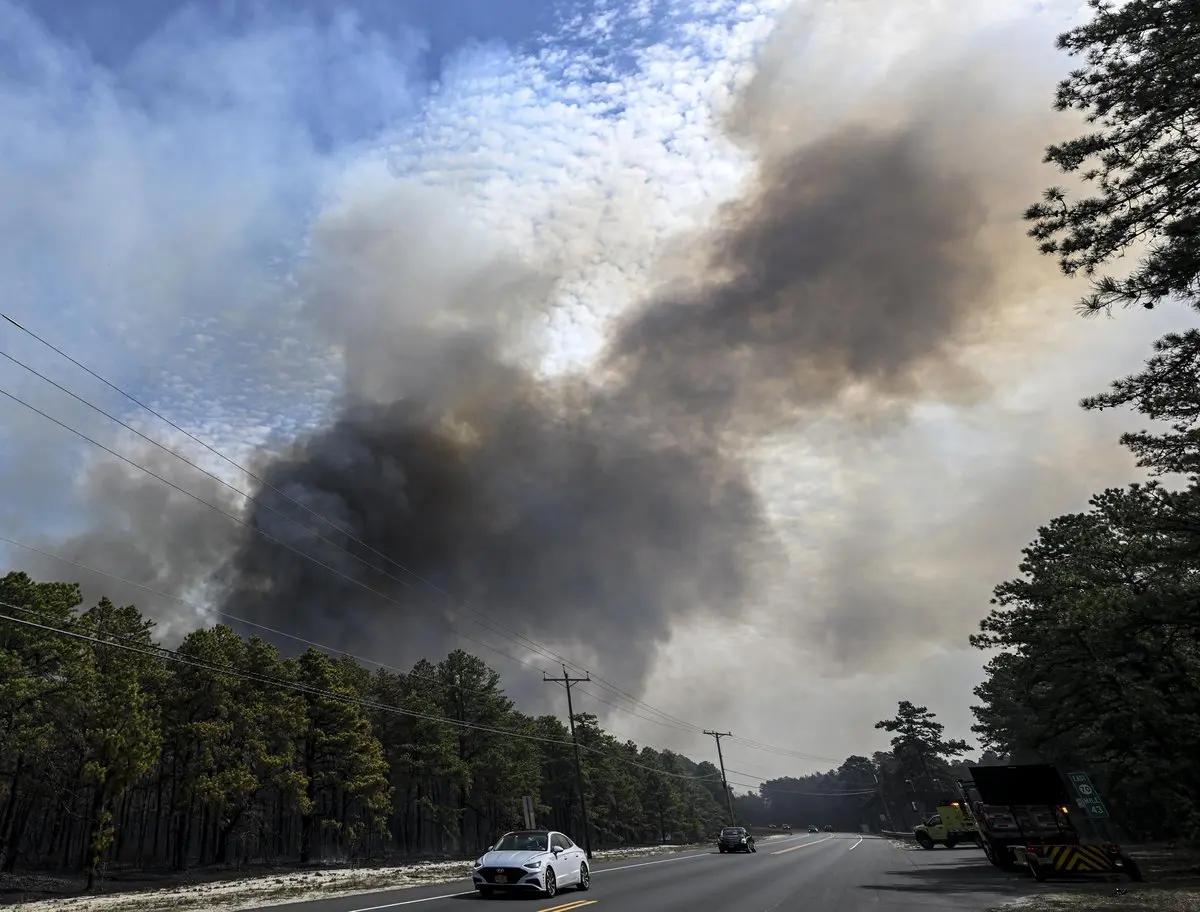 فرار الآلاف من الأهالي إثر حرائق غابات في نيو مكسيكو الأمريكية
