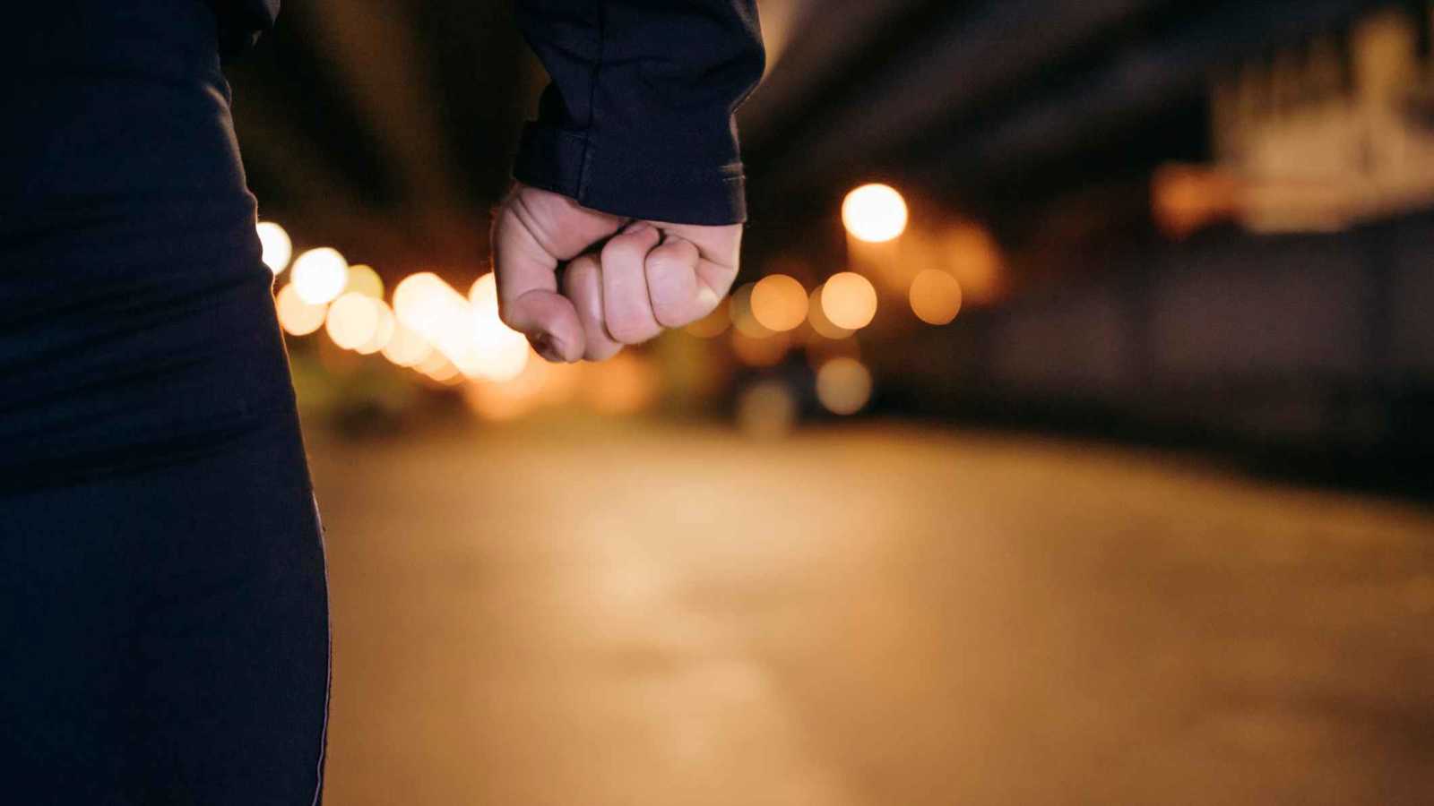 أتراك يلقنون رجلا طعن امرأة درسا قاسيا (فيديو)