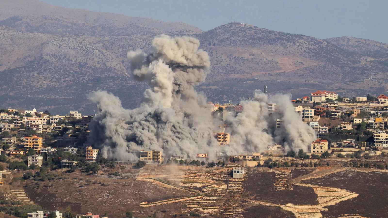 إسرائيل تنذر 20 بلدة لبنانية بالإخلاء.. وحزب الله يطلق وابلا من الصواريخ