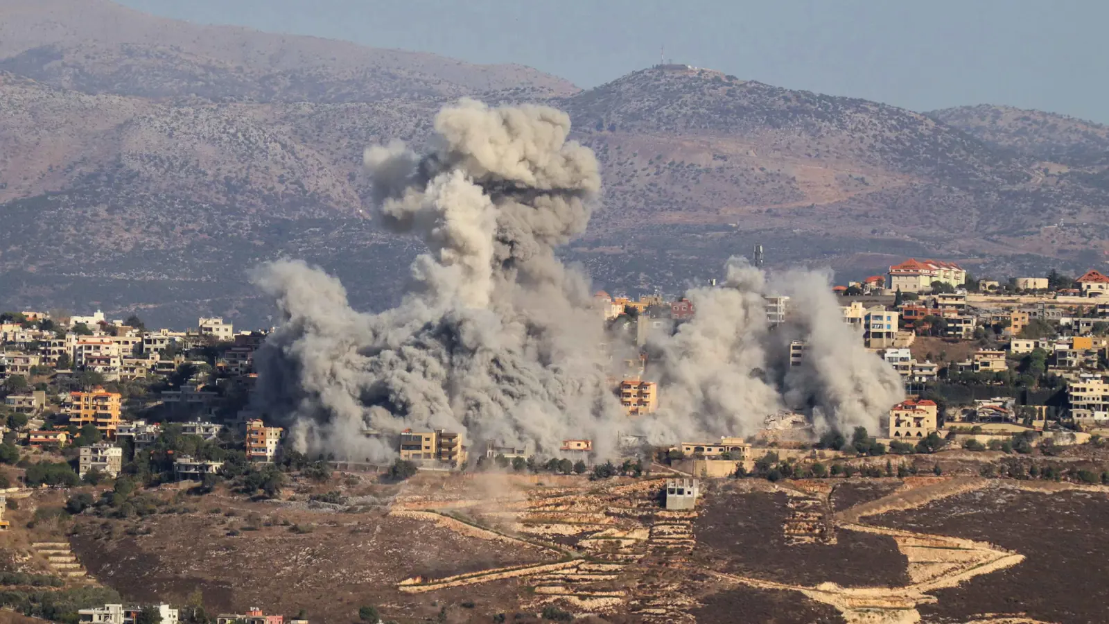 إسرائيل تنذر 20 بلدة لبنانية بالإخلاء.. وحزب الله يطلق وابلا من الصواريخ