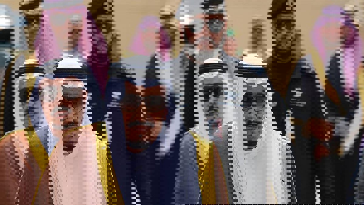 هكذا استقبل أمير الجوف طفلًا غلبه النوم أثناء انتظاره الملك سلمان (صورة)