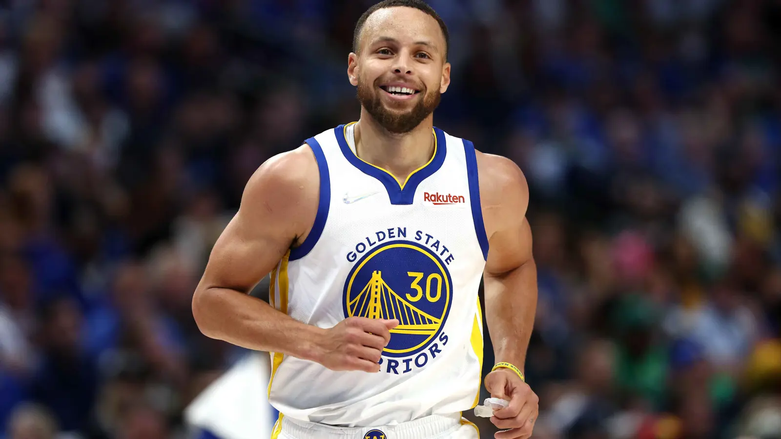 ستيفن كوري يقود غولدن ستيت لفوز كبير على هورنتس بدوري السلة الأمريكي (فيديو)