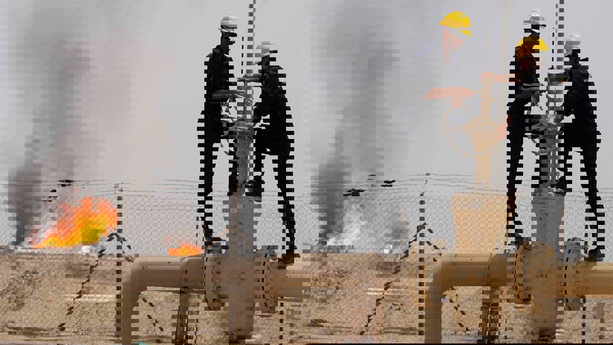 النفط يتخلى عن مكاسبه ويتراجع مع عودة الحذر بسبب قيود أوميكرون