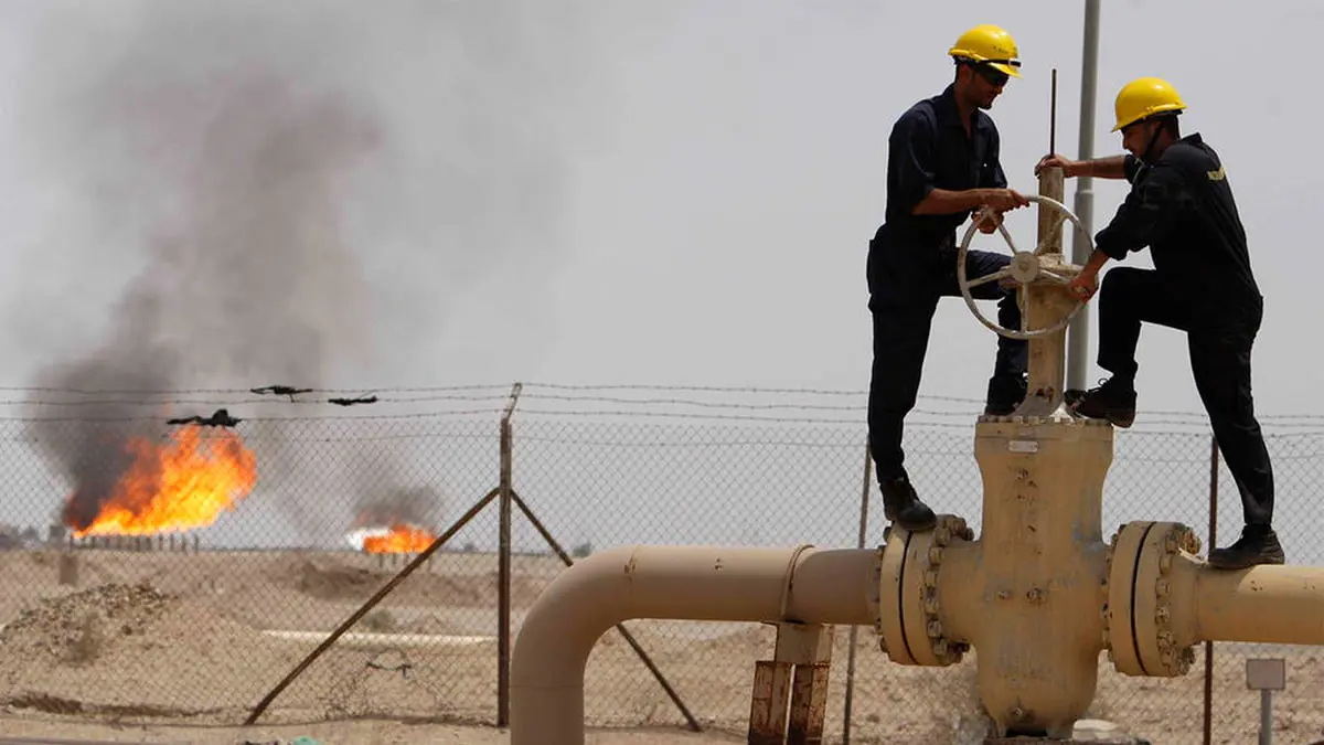 النفط يتخلى عن مكاسبه ويتراجع مع عودة الحذر بسبب قيود أوميكرون